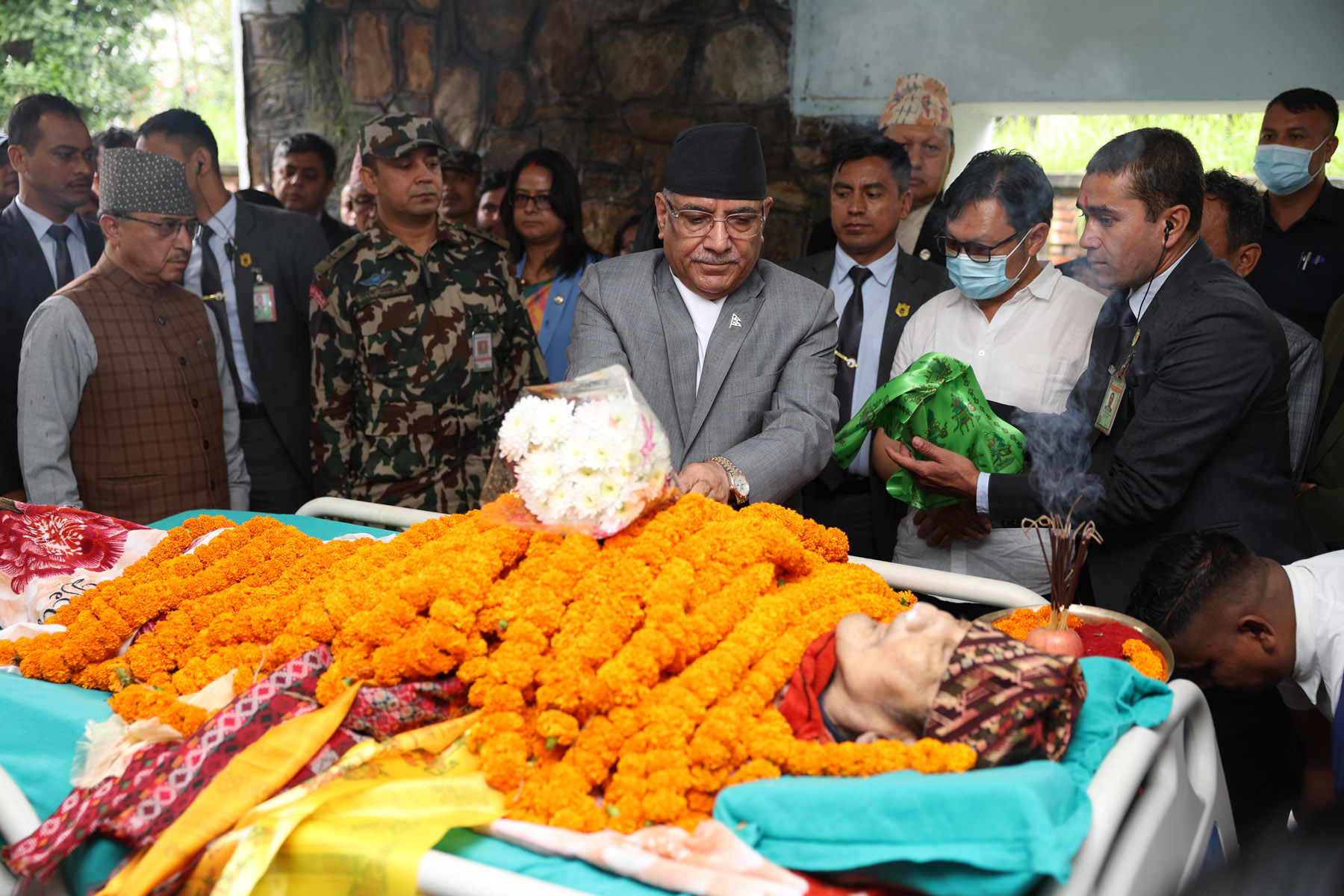 प्रधानमन्त्रीद्वारा मन्त्री किराँतीको पिताप्रति श्रद्धाञ्जली अर्पण