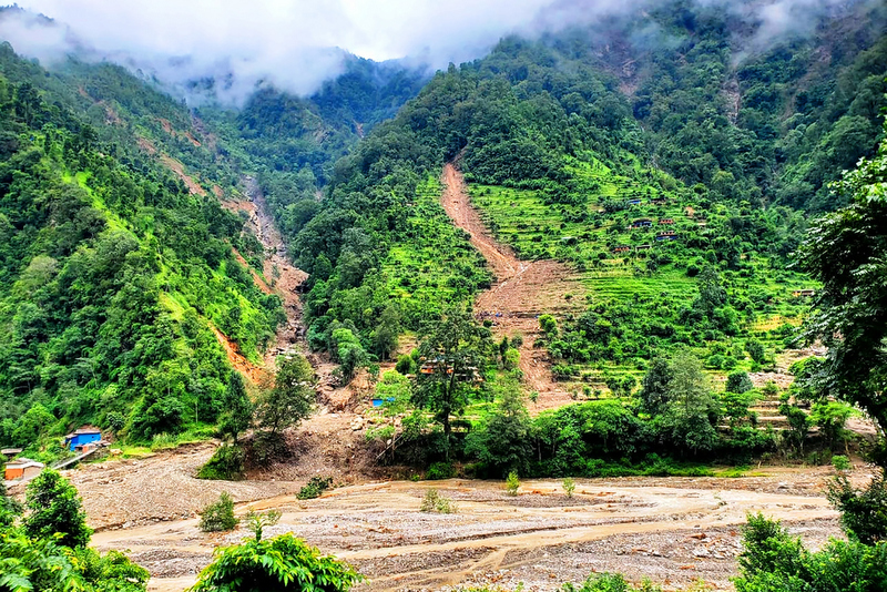 गाउँ-गाउँसम्म सडक पुग्यो तर, जथाभावी बाटो बनाउँदा पहिरोले सिङ्गो गाउँ नै जोखिममा