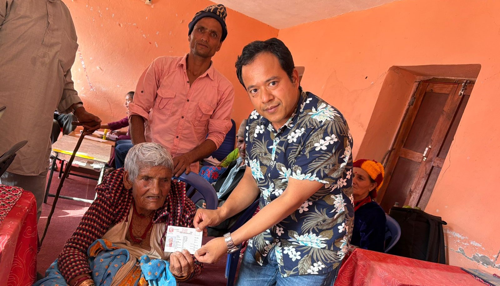 दार्चुलाकी ९७ वर्षीया लालुदेवी भट्टलाई घरमै नागरिकता