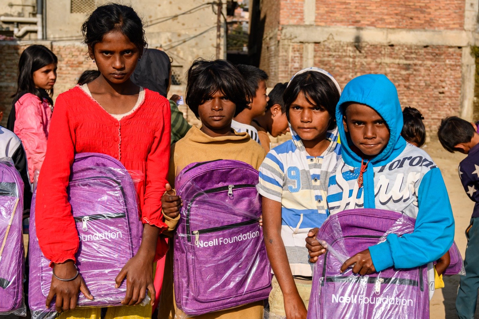 एनसेल फाउन्डेसनद्वारा बाढी पीडित बालबालिकालाई शैक्षिक सामाग्री र विभिन्न प्रभावित ठाउँमा राहत वितरण