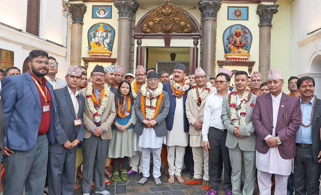 भारतको गेरु अवतारको ड्यामेज नियन्त्रण गर्न पशुपतिमा प्रचण्डको रुद्राक्ष अवतार