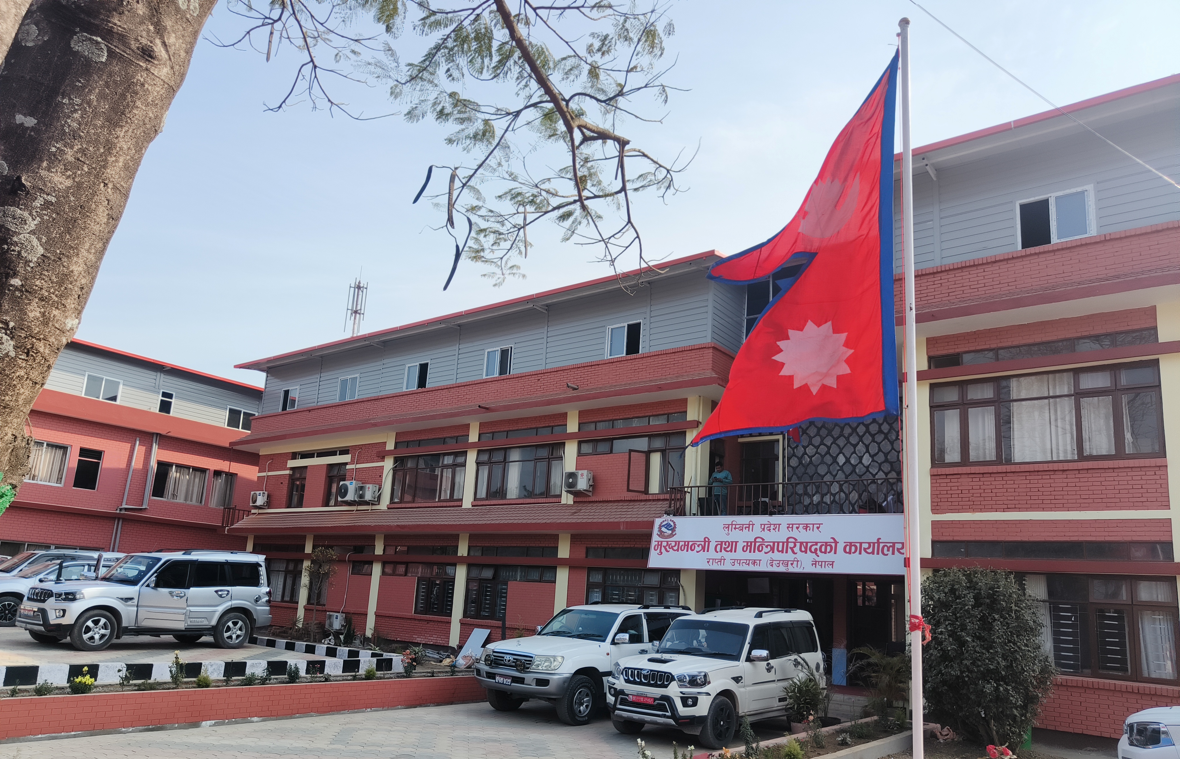 कोभिड-१९ पीडित परिवारलाई बाँकी राहत रकम दिंदै लुम्बिनी प्रदेश