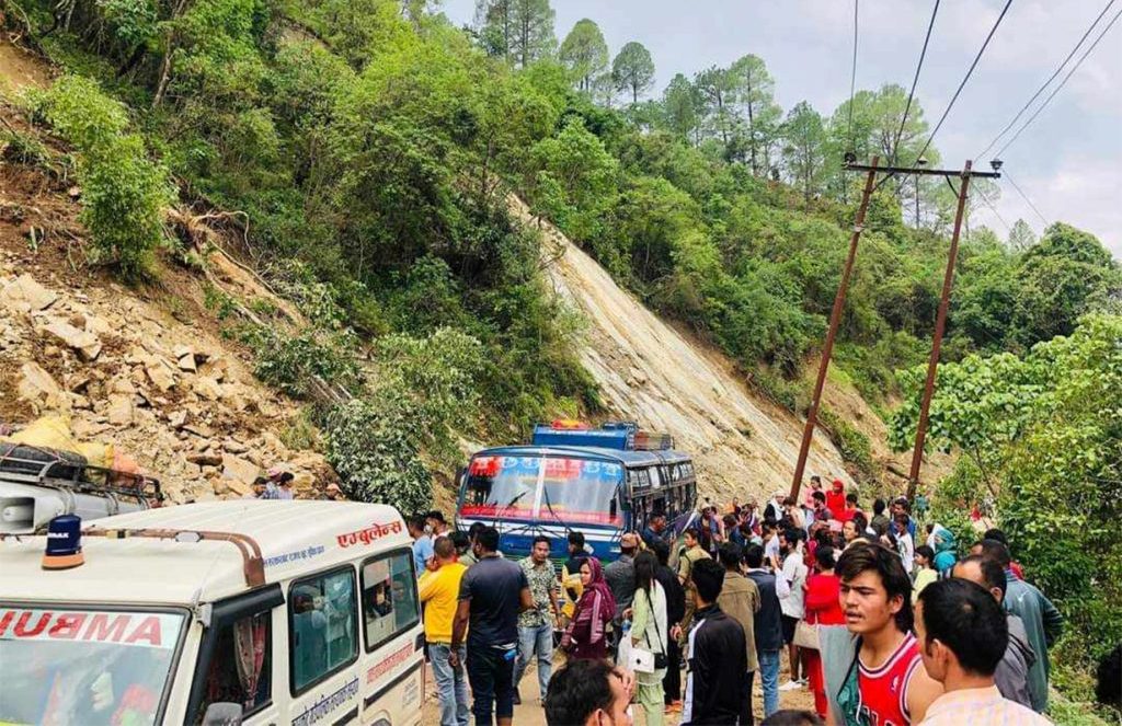 गुडिरहेको बसले तारलाई छुँदा करेन्ट लागेर सल्यानमा बाबु छोराको ज्यान गयो