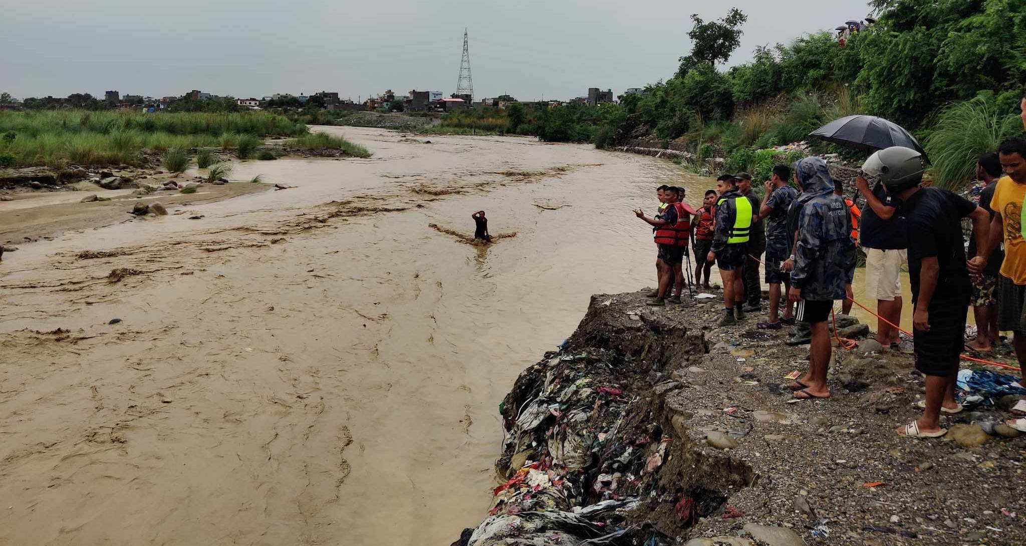 लगातारको वर्षाले उर्लियो तिनाउ, बाढीमा फसेका दुई जनाको सकुसल उद्धार ​​​​​​​(९ तस्बिर)