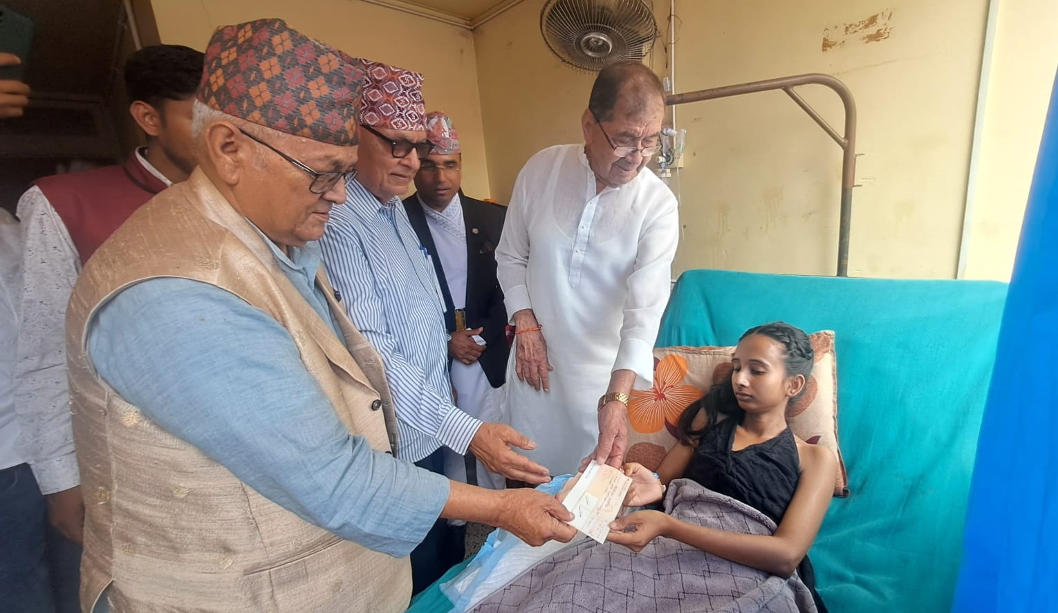 तीनकुने घटनाकी घाइते रेविकालाई पोर्तुगलबाट प्राप्त आठ लाख सहयोग हस्तान्तरण