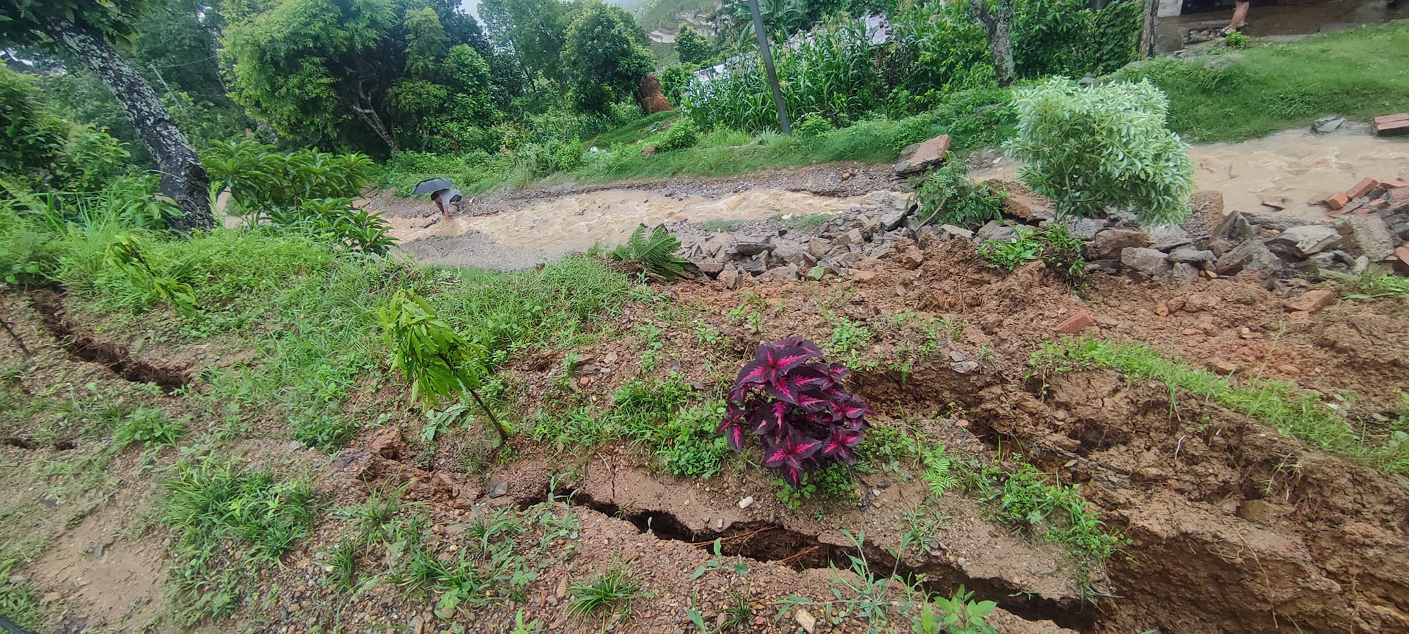 रातिदेखिको वर्षाले गोरखा नगरपालिका परिसरको पर्खाल भत्कियो