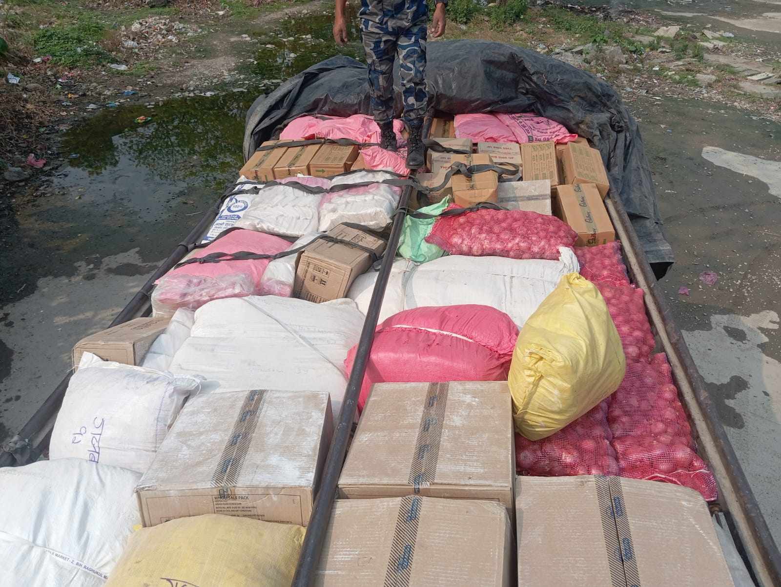 किराना सामानको बीचमा लुकाएर लैजाँदै गरेको लत्ताकपडा बोकेको ट्रक पाल्पाबाट नियन्त्रणमा