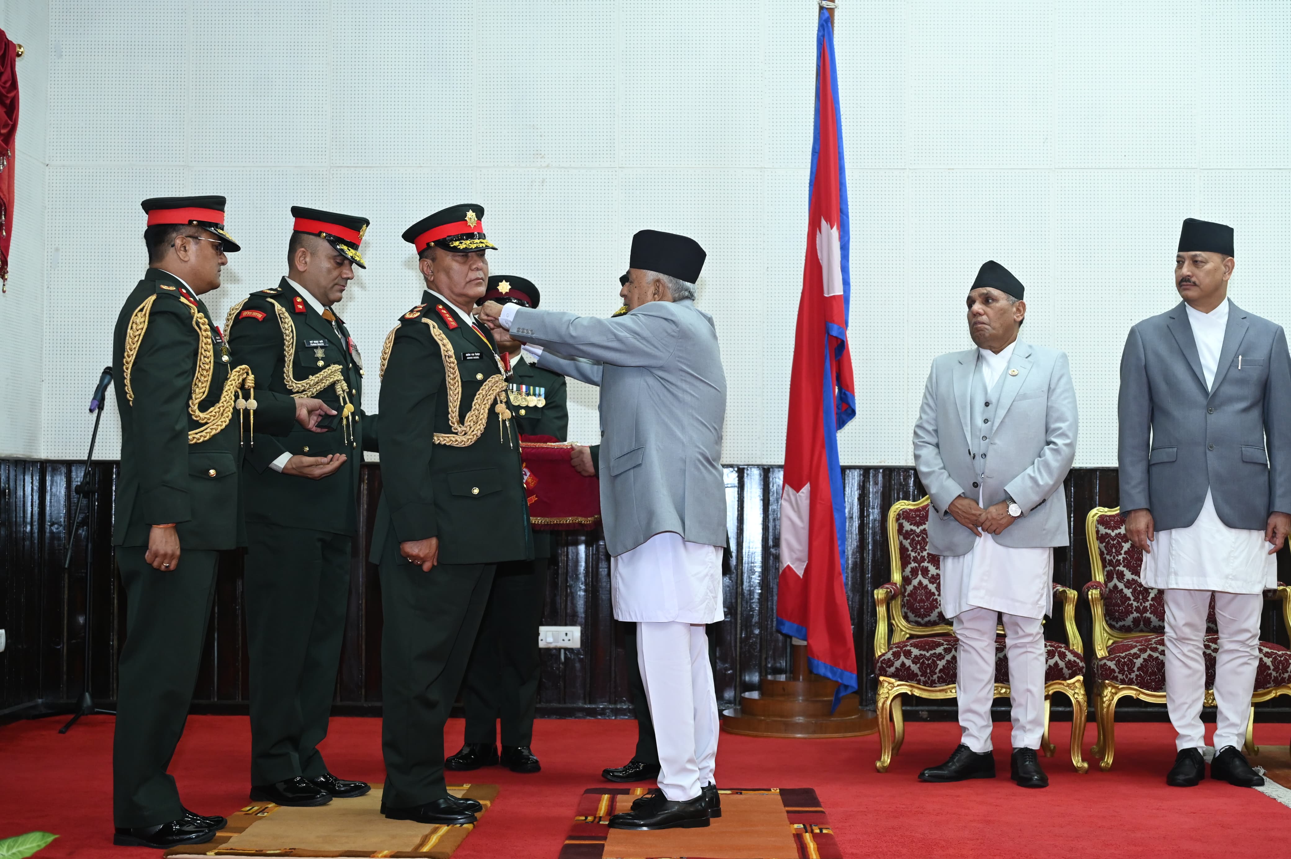 विवादित नवनियुक्त प्रधानसेनापतिलाई राष्ट्रपतिद्वारा महारथीको दर्ज्यानी चिह्न प्रदान