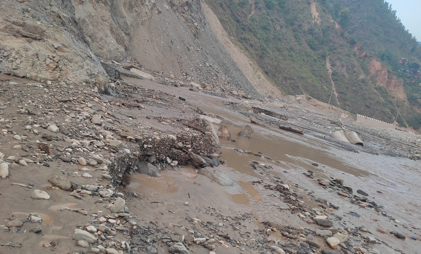 आठ घण्टादेखि वीपी राजमार्ग अवरुद्ध, बेपत्ता महिलाको खोजी गरिँदै