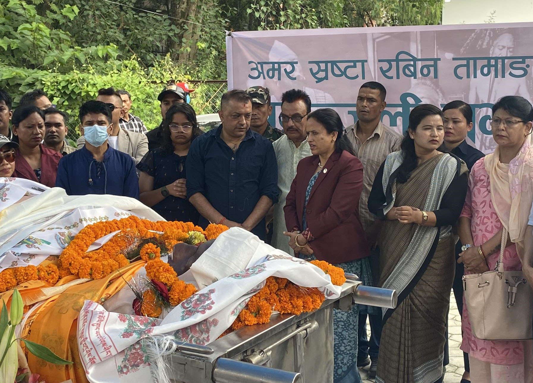 राष्ट्रिय झण्डा ओढाएर उनकै गीत गाउँदै रविनलाई गरियो अन्तिम बिदाइ