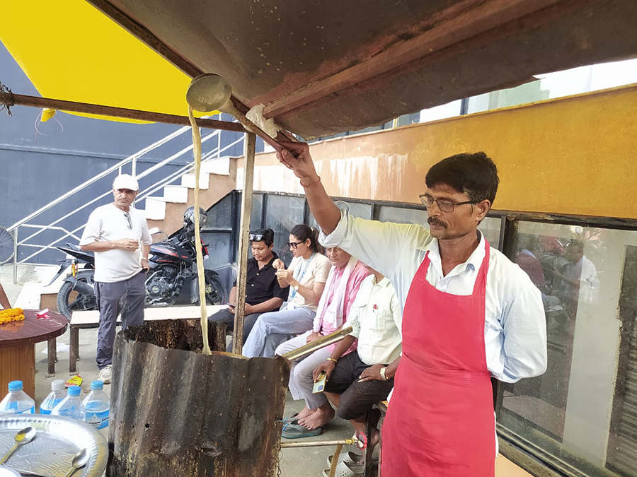 ४२ वर्षीय विनोद : दैनिक ३ सय कप चिया बेचेर मासिक एक लाख कमाउँछन्, पक्की घर पनि बनाए