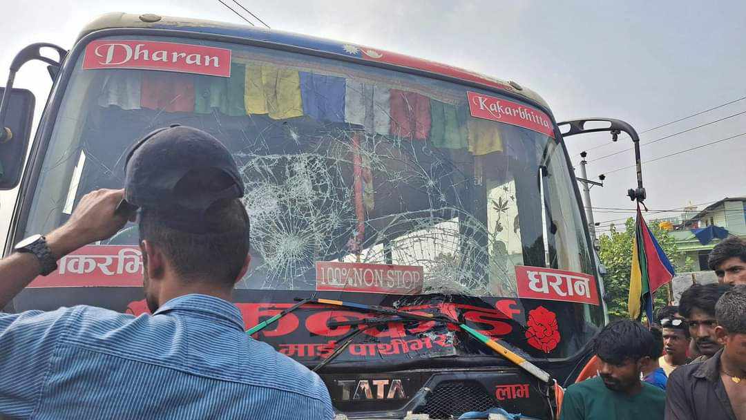 झापामा बसको ठक्‍करबाट मोटरसाइकल चालकको मृत्यु भएपछि स्थानीयले बसलाई ढुङ्गामुडा गरी आगजनी गरे