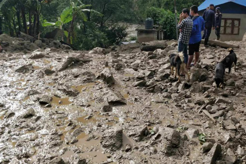 दोलखामा पहिरोले चार घर बगायो, सडक पनि अवरुद्ध