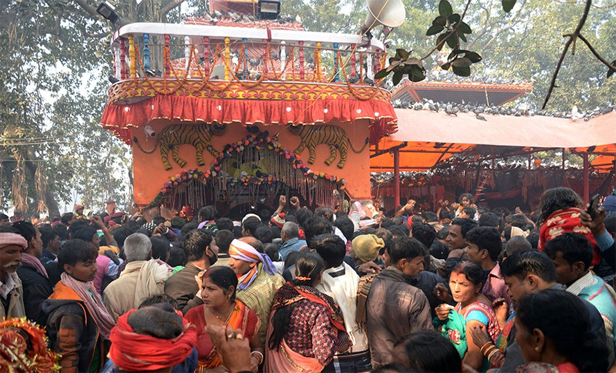 गढीमाई मन्दिरमा आएका दर्शनार्थीलाई अमर्यादित ब्यबहार गरेको आरोपमा तीन जना पक्राउ