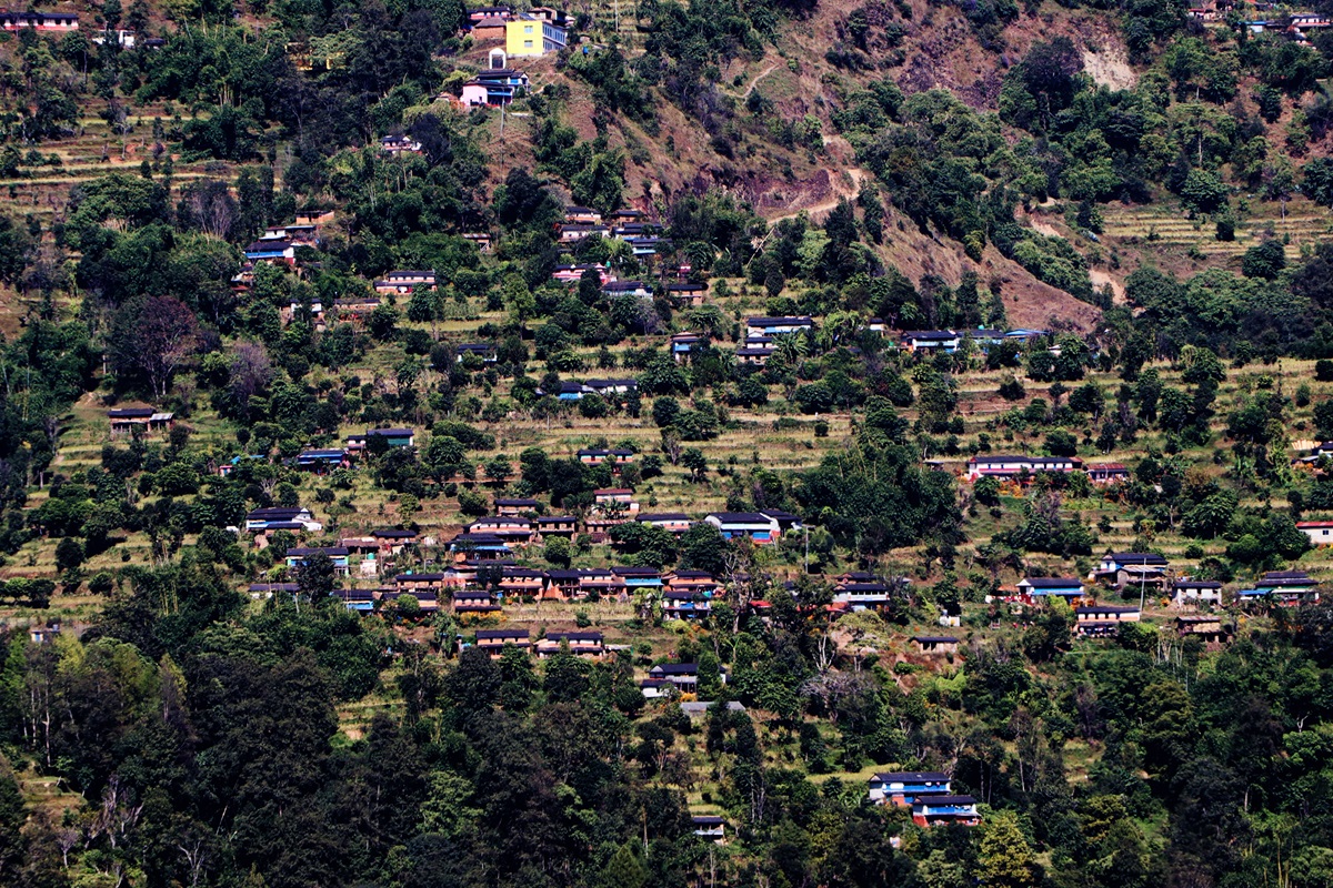 बुढापाकालाई गाउँ रित्तिने चिन्ता, भन्छन्- ‘यो उमेरमा आफ्नो ठाउँ छोडेर कहाँ जाने?’