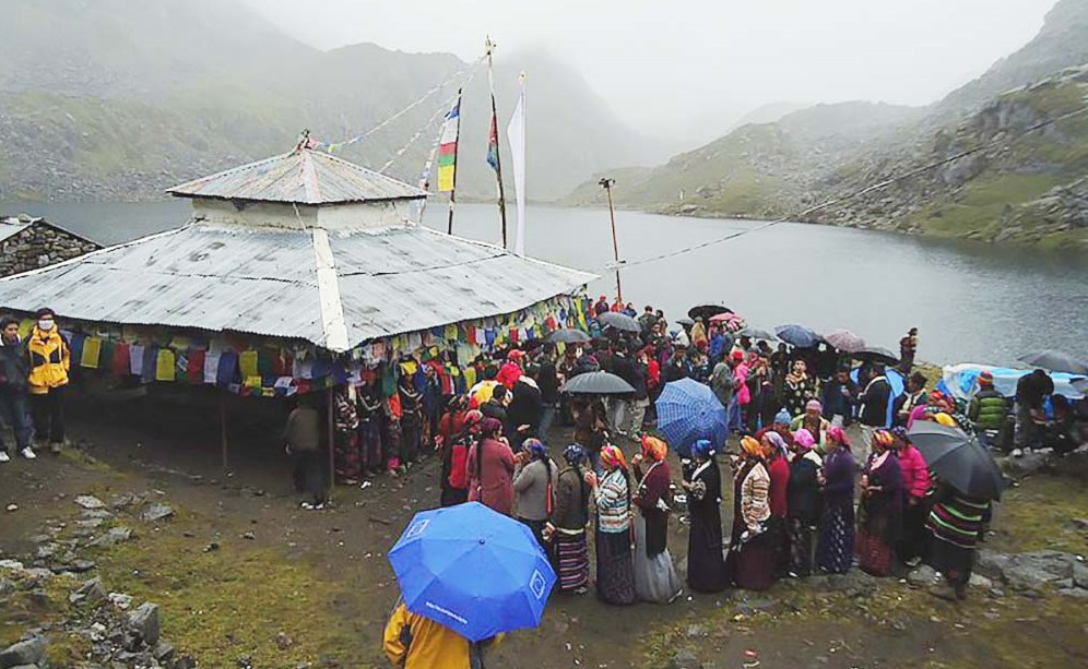 गोसाइँकुण्डमा विहानैदेखि घुइँचो