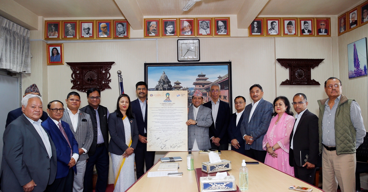 लुम्बिनी सम्मेलनको शान्ति सन्देश उपप्रधानमन्त्री श्रेष्ठलाई हस्तान्तरण