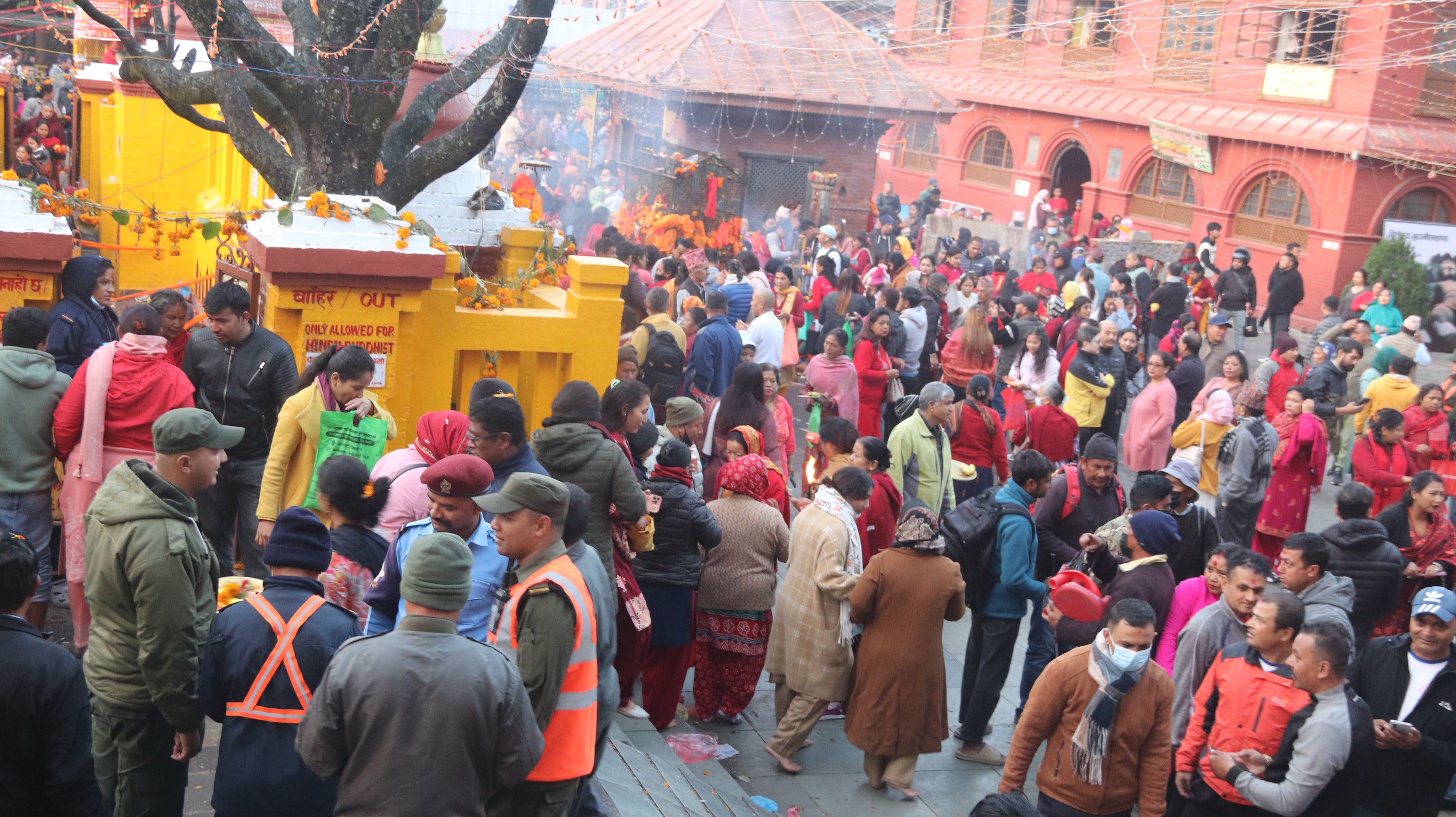 बुढानीलकण्ठको दर्शन गरे चार नारायण बराबर हुने धार्मिक विश्वासले बिहानैबाट दर्शनार्थीको चाप