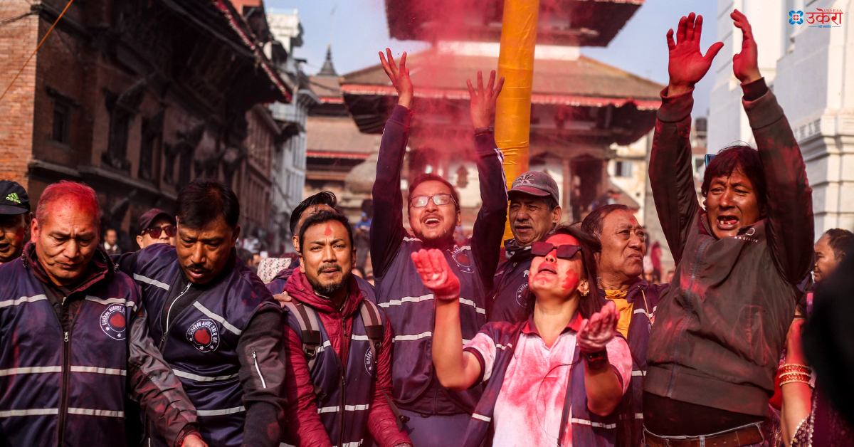 बसन्तपुरमा ठड्याइयो चीर, रङको पर्व होली सुरू (तस्बिरसहित)