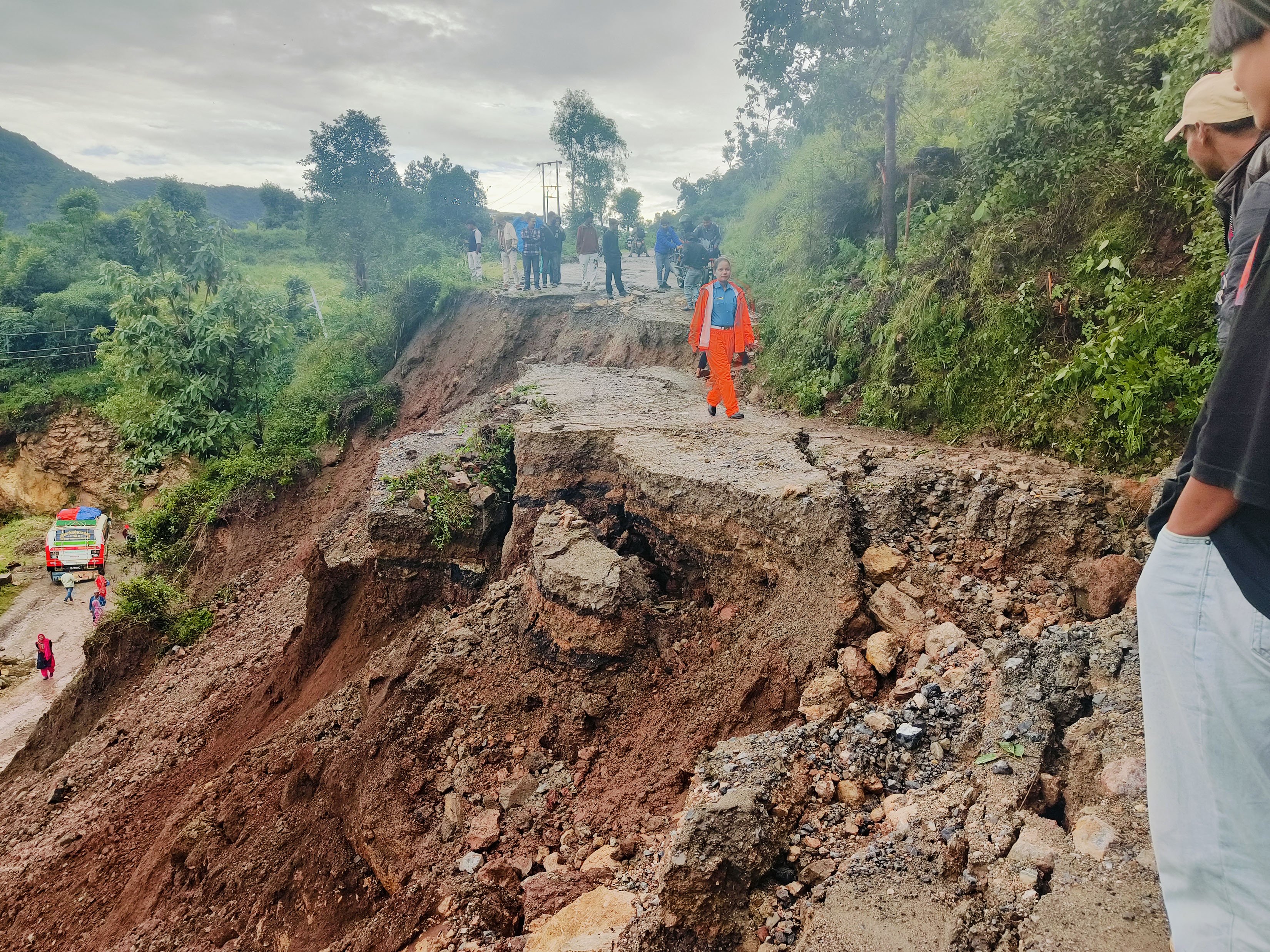 अविरल वर्षापछि देशभर ६३ स्थानमा यातायात अवरूद्ध, काठमाडौं उपत्यका प्रवेश गर्ने सबै नाका बन्द