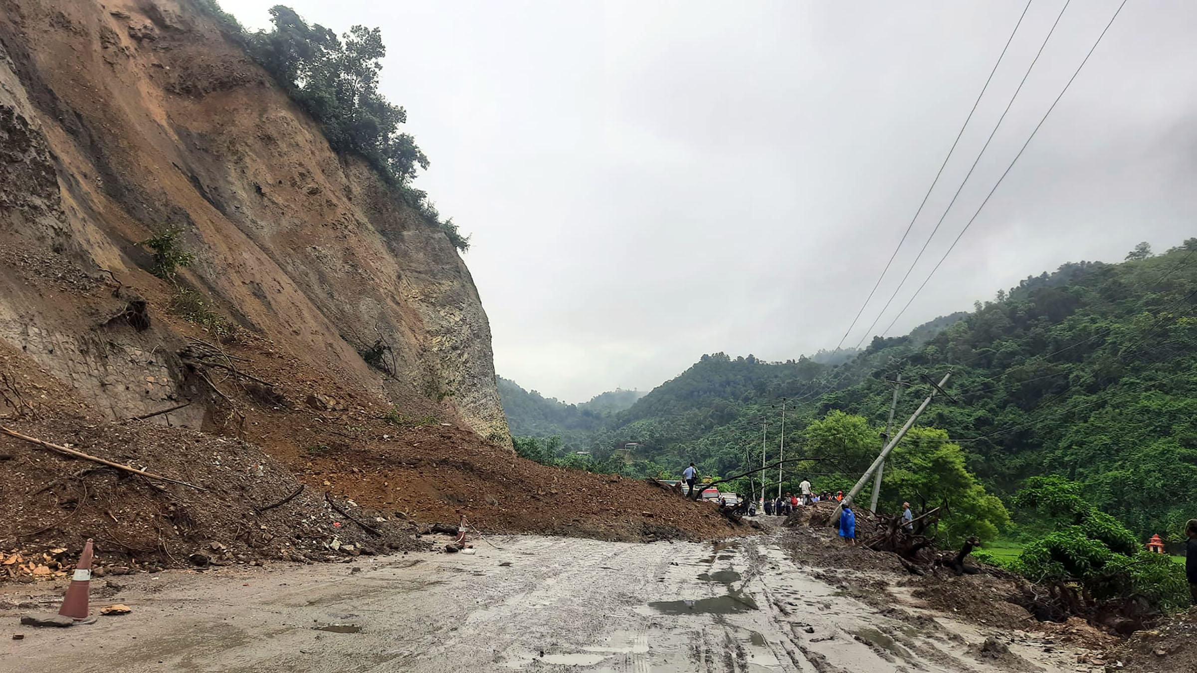 हेटौंडा-काठमाडौं जोड्ने तीन मार्ग अवरुद्ध