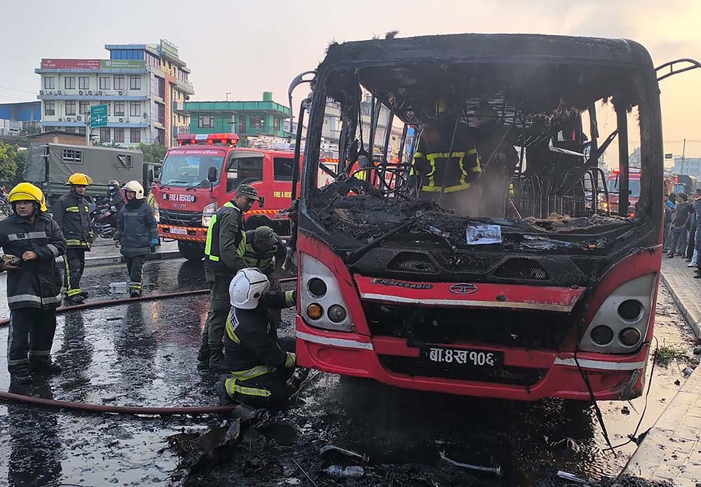 सातदोबाटोमा तार ‘सट’ भई रोकेर राखेको बसमा आगलागी