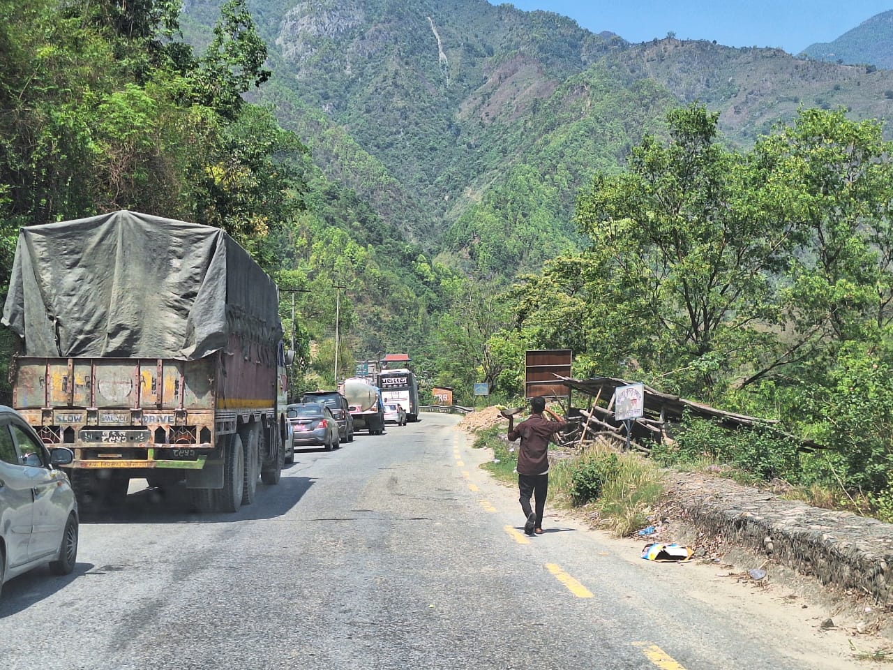 ट्रक पल्टिँदा अवरुद्ध नारायणगढ-मुग्लिन सडक एकतर्फी खुल्यो