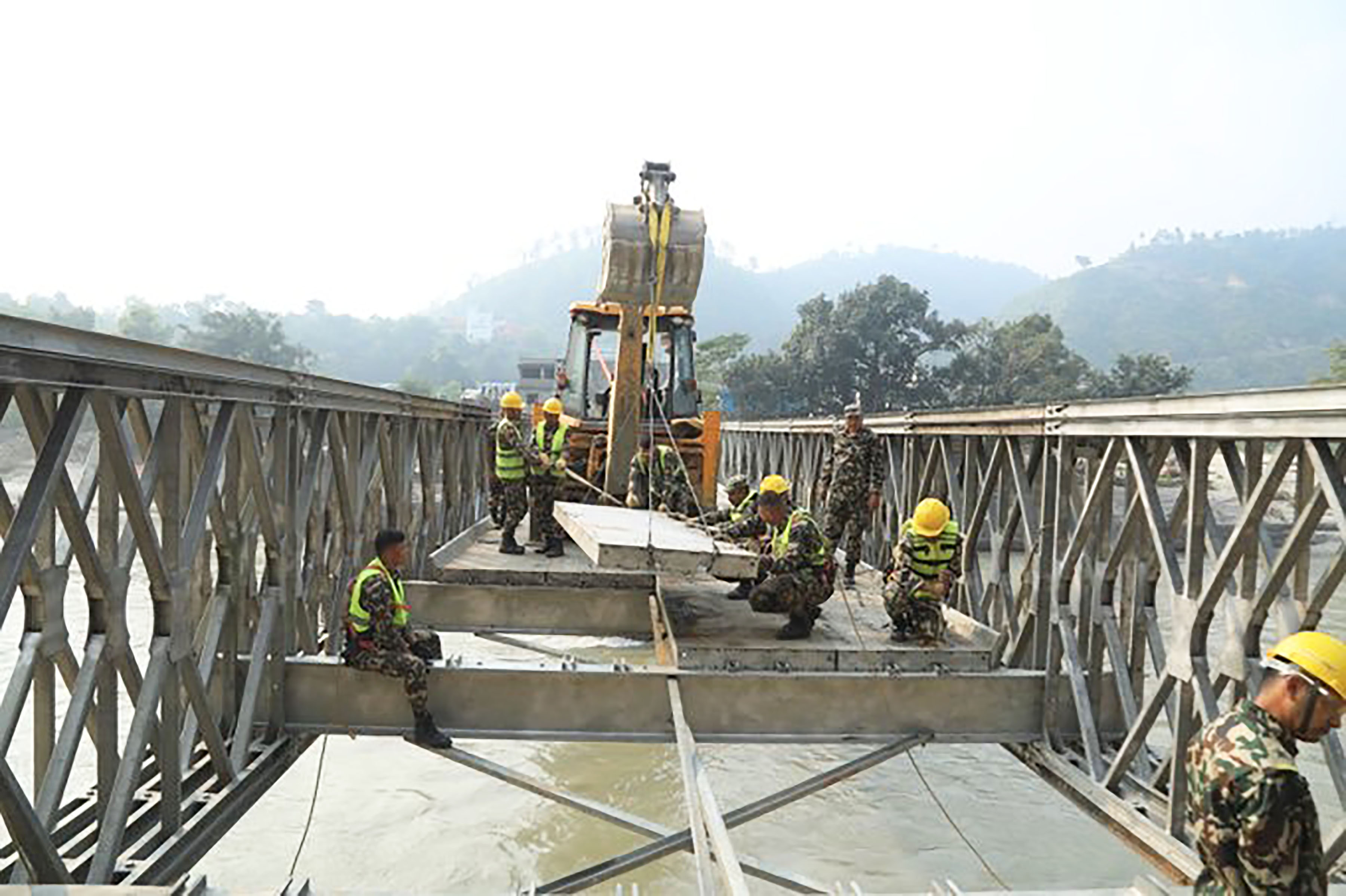 सुनकोशीमा बेलिब्रिज जोडिएसँगै यातायात चल्न थाले, सेनालाई मन्त्रीको सम्मान