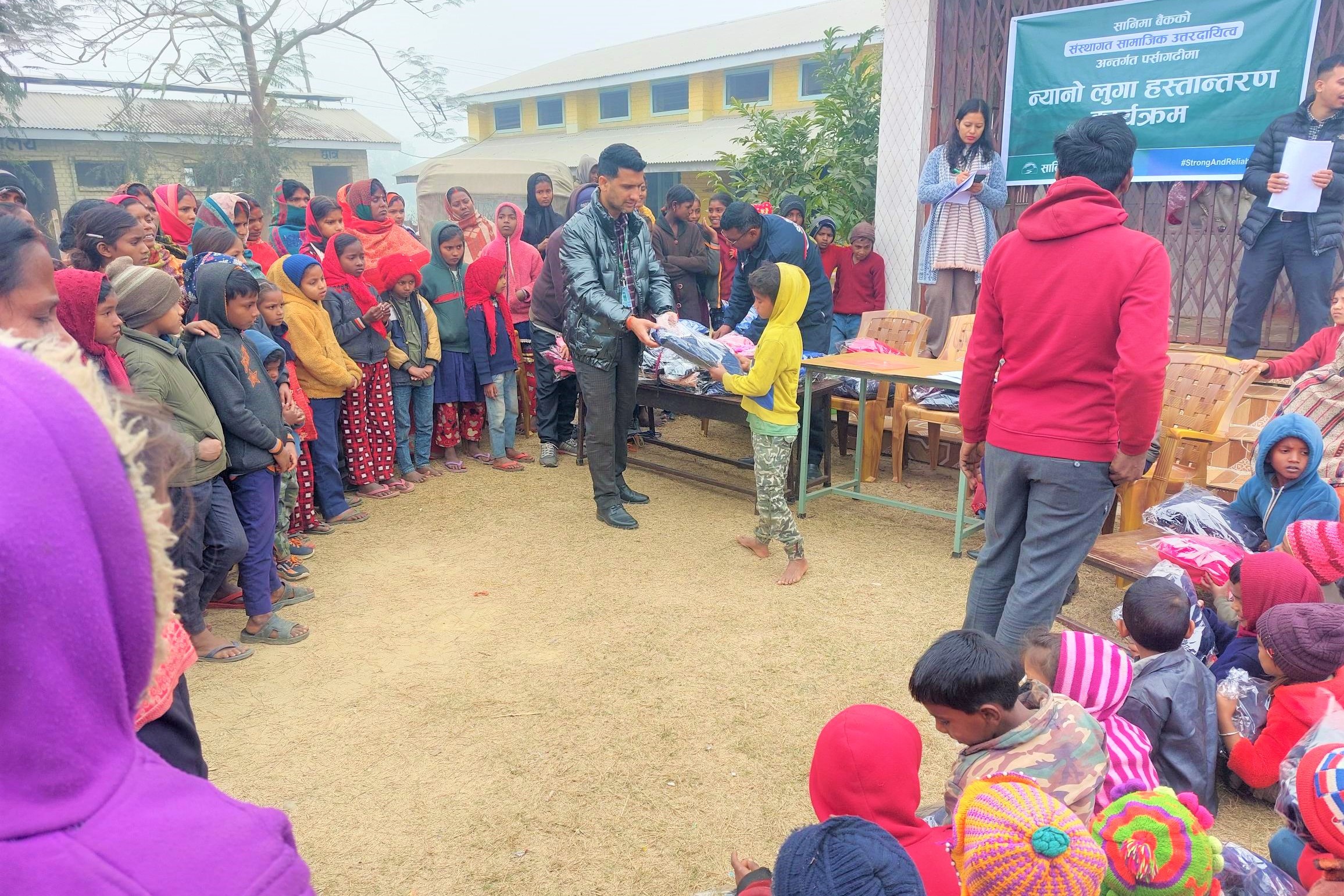 सानिमा बैंकद्वारा पर्सागढीस्थित विद्यालयमा न्यानो लुगा हस्तान्तरण