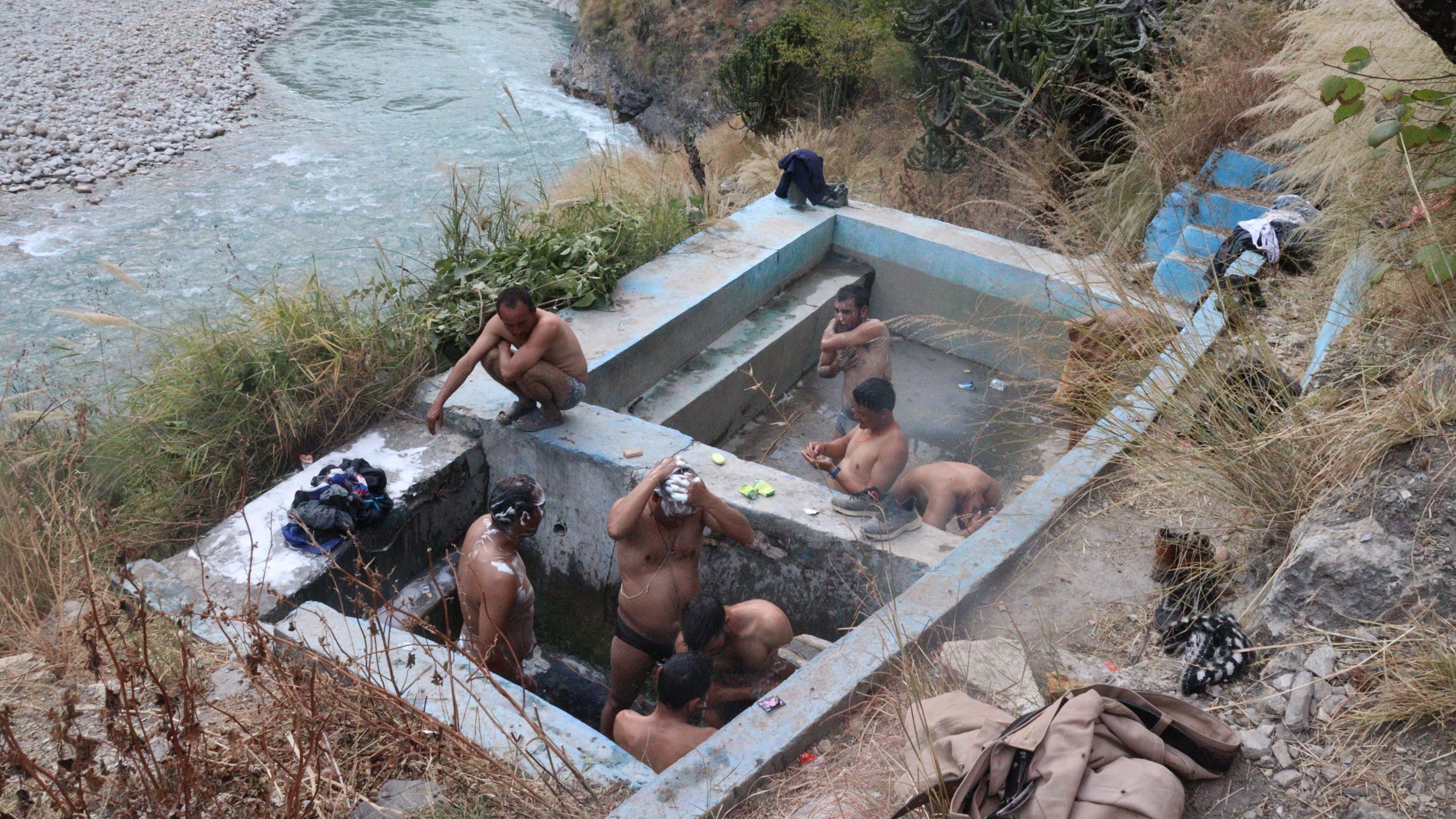 चिसो बढेपछि तातोपानीमा नुहाउनेको भीड