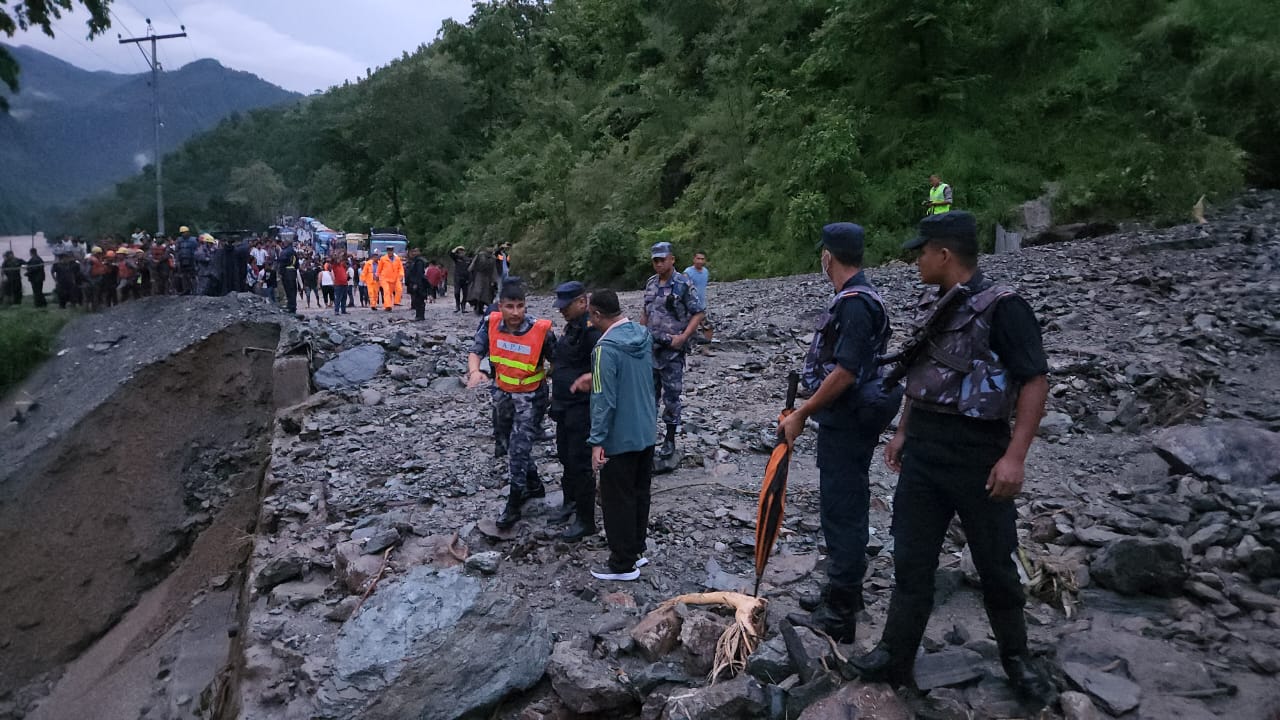 सिमलताल पहिरो : बेपत्ता बस र यात्रु खोज्न प्रविधिको प्रयोग, तर अवस्था असहज