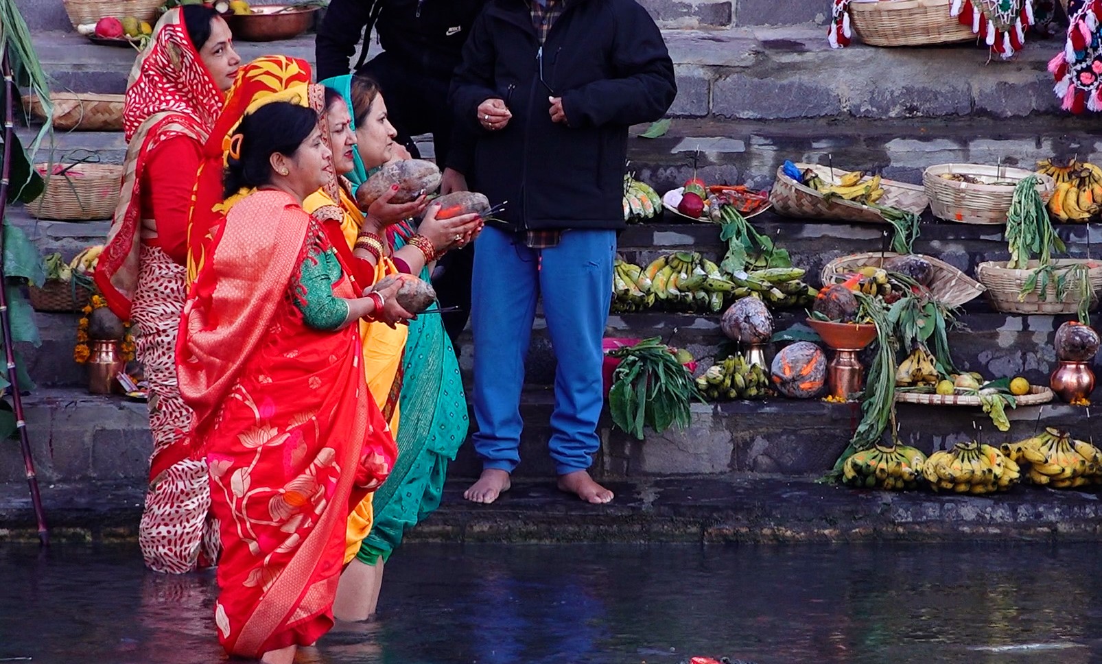 उदाउँदाे सूर्यलाई अर्घ्य दिएसँगै सकियो छठ