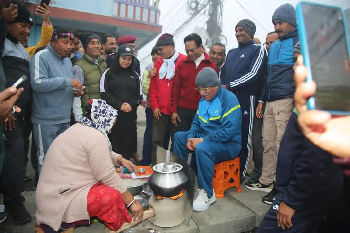 मोरङमा भक्काको स्वादमा रमाउँदै प्रचण्ड