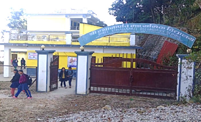 पढिरहेका विद्यार्थी निकालेर जनप्रतिनिधिले नै विद्यालयमा ताला लगाएपछि...