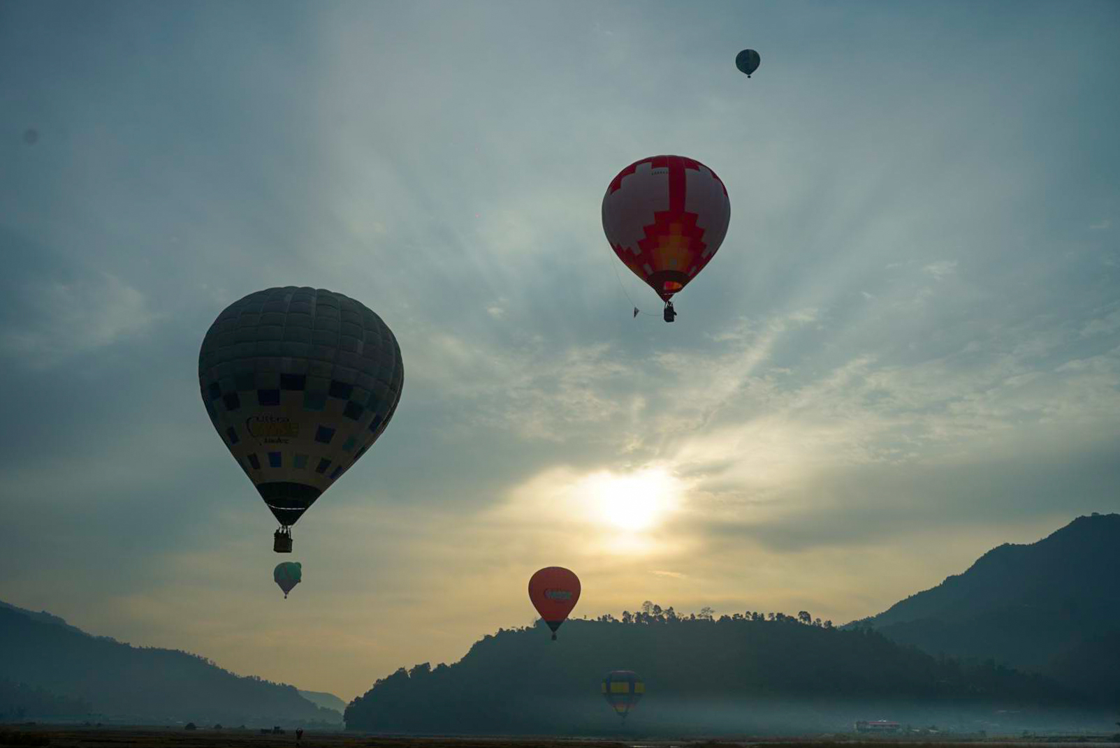 १४ तस्बिरमा हेर्नुहोस्, पोखरामा सुरू भएको अन्तर्राष्ट्रिय हट एयर बेलुन फेस्टिभ​​​​​​​ल