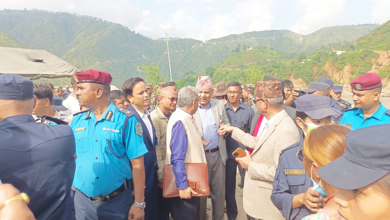 बाढी प्रभावित क्षेत्रको जानकारी लिन भन्दै गृह, भौतिक र रक्षा मन्त्री सिन्धुलीमा