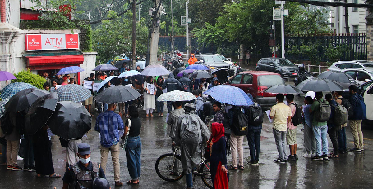 ‘गरिबको चमेली बोल्दिने कोही छैन’ भन्दै बालेन र सुनिताविरुद्ध काठमाडौंमा प्रदर्शन