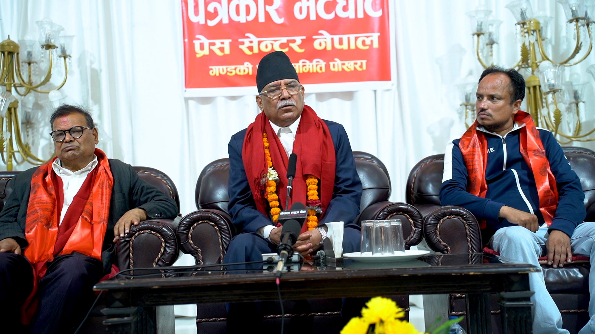 ओलीलाई प्रचण्डको सल्लाह- ‘एकपटक मानसिक अस्पतालमा गएर जचाउनुस्’