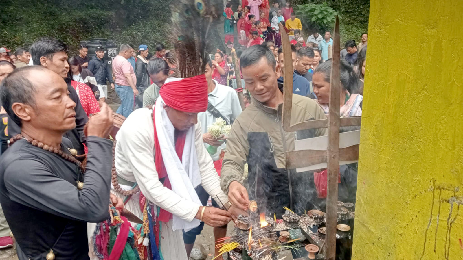 एक महिना गुप्तवास बसेका धामीझाक्री बाहिर निस्किए, धार्मिकस्थलमा गरे 'बिद्धे प्रार्थना'