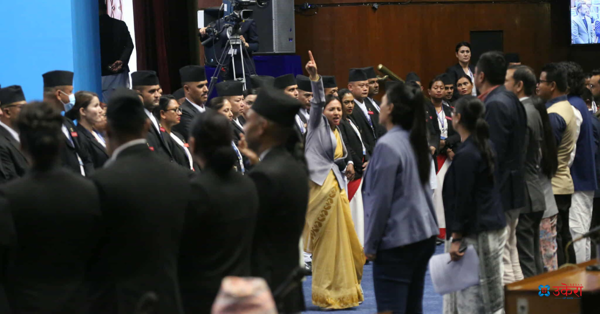 प्रतिनिधि सभा बैठकमा रास्वपा सांसदको नाराबाजी (तस्बिरहरू)