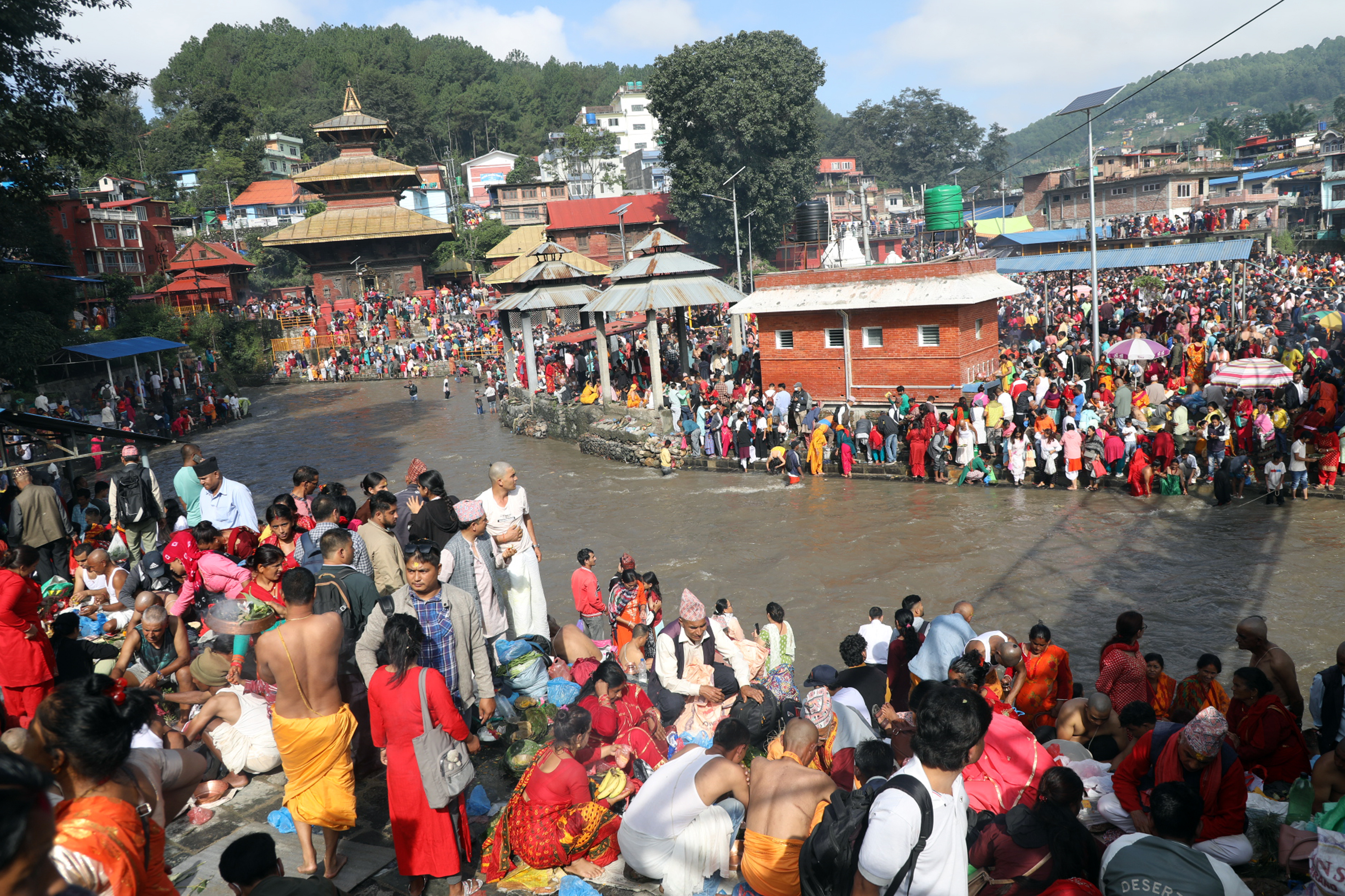 बिहानैदेखि गोकर्णेश्वरमा भक्तजनको भीड