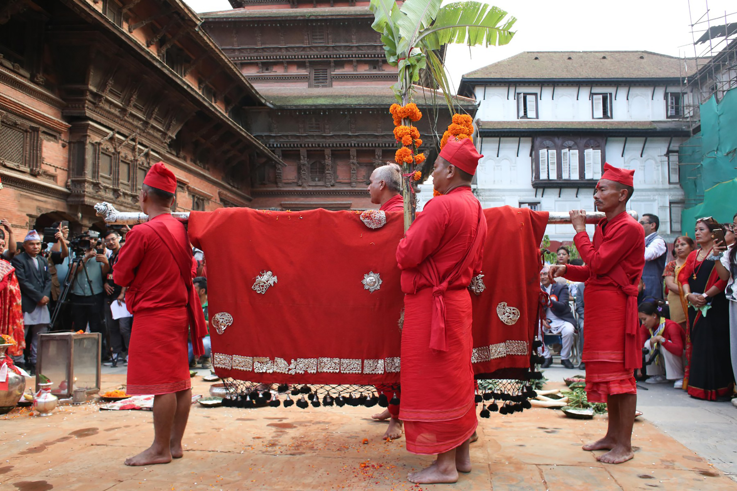 कुन पिठमा कसरी फूलपाती भित्र्याइयो ? आठ तस्बिर