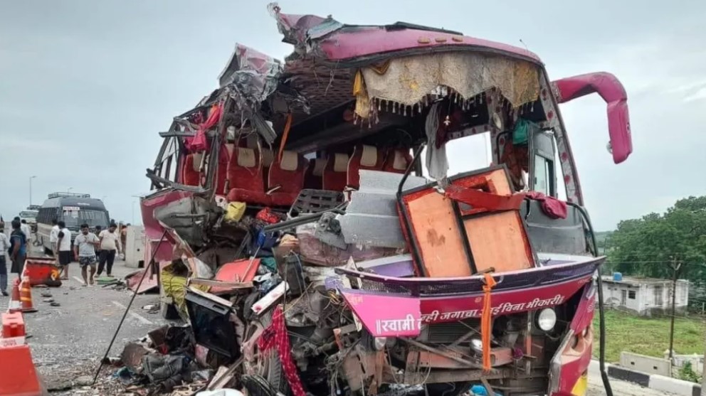 भारतमा तीर्थयात्री बोकेको बस अर्को बससँग ठोक्कियो, ६ जनाको मृत्यु