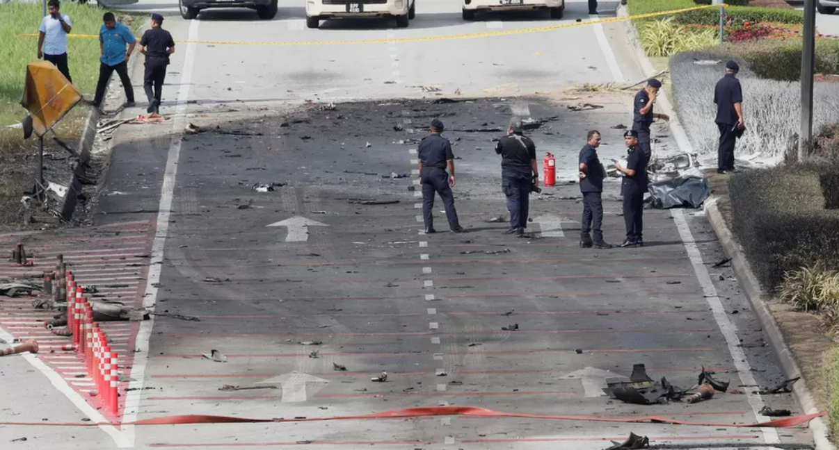 मलेसियामा विमान दुर्घटना, मोटरसाइकल र कारमा सवारसहित १० जनाको मृत्यु