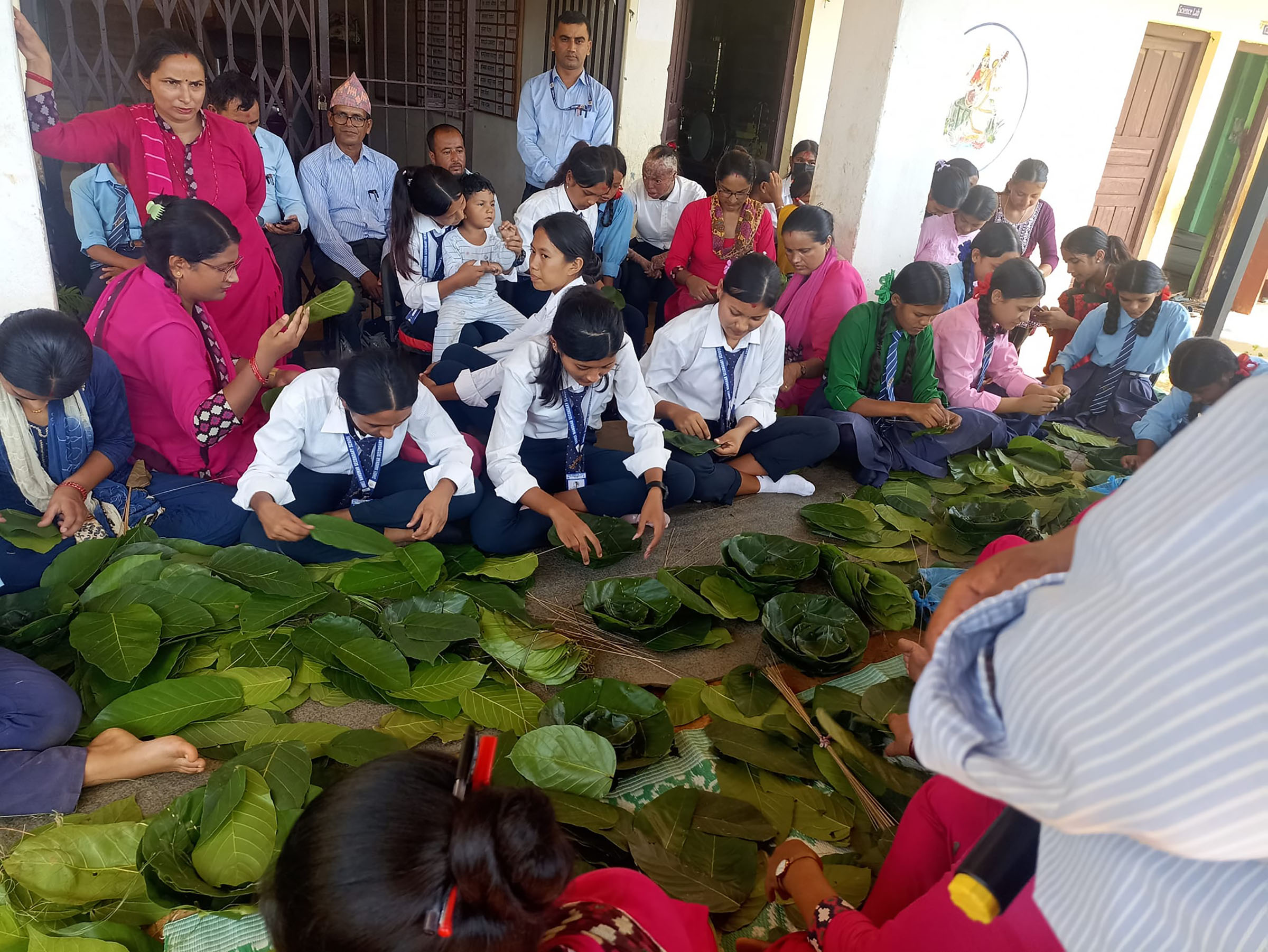 सामुदायिक विद्यालयले विद्यार्थीलाई टपरी र चकटी बनाउने सीप