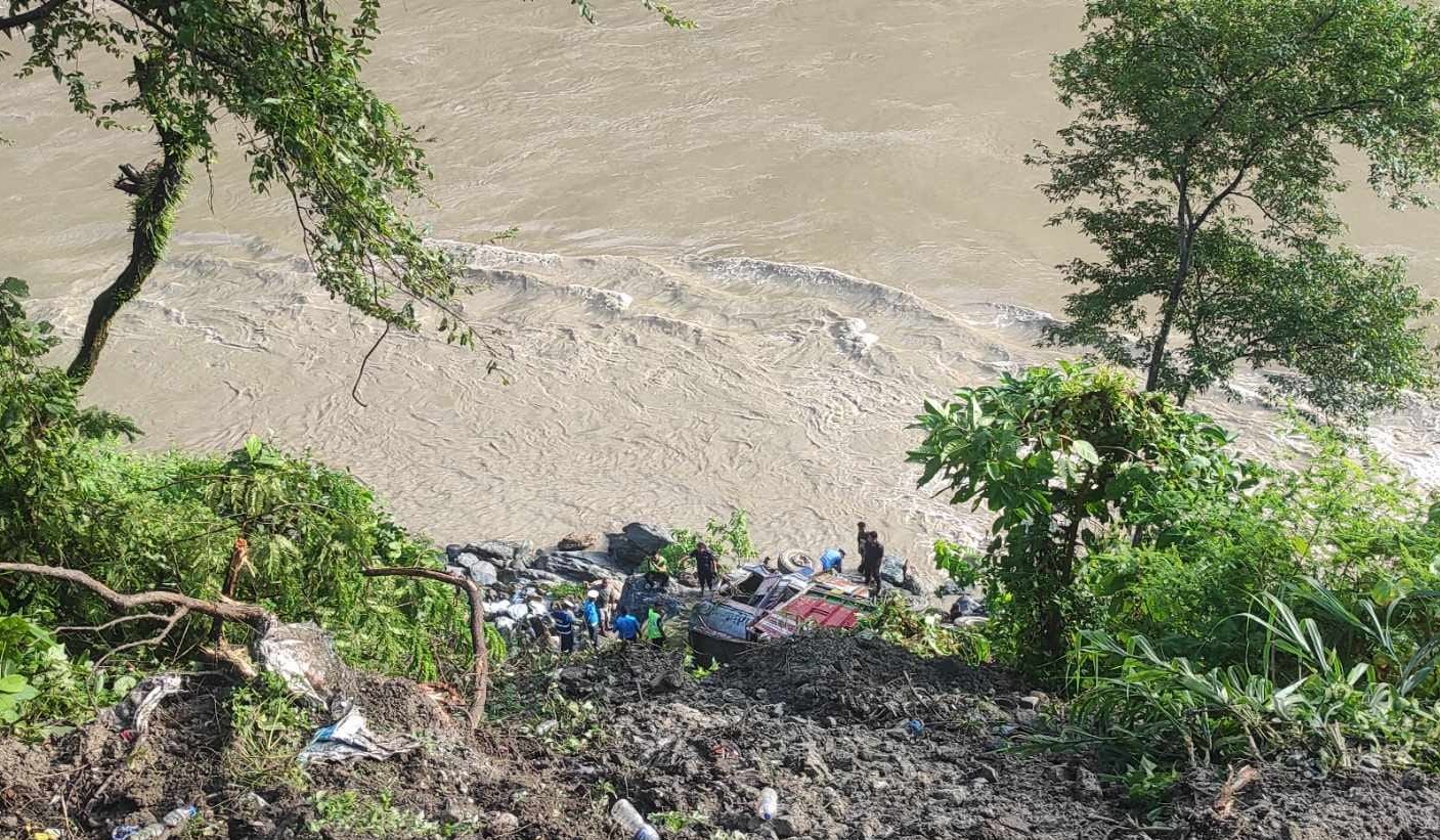 त्रिशुलीमा खसेको ट्रकका चालक सम्पर्कविहीन, प्रहरी भन्छ- ‘घटना शंकास्पद’