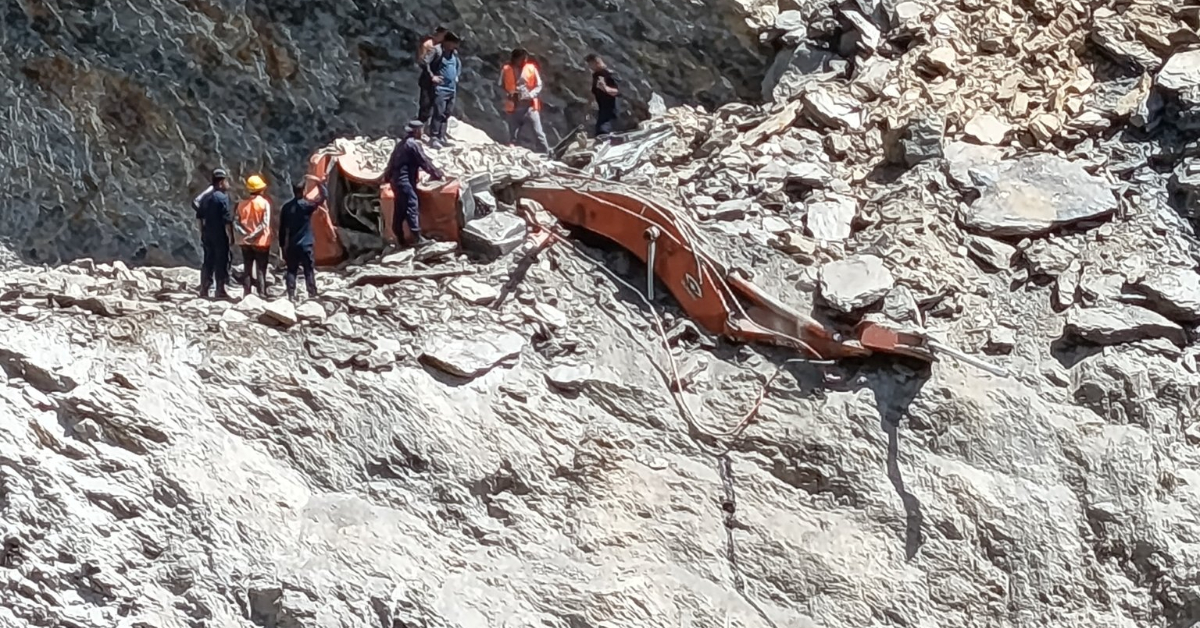 सडक खन्ने क्रममा पहिरोमा पुरिएर एक्साभेटर चालकको मृत्यु