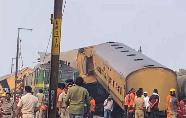 भारतमा दुई रेल जुध्दा १३ जनाको मृत्यु, ५० भन्दा बढी घाइते