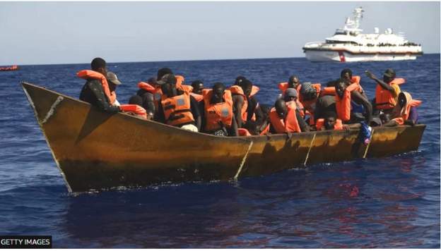 इटालीमा डुंगा पल्टिँदा ४१ आप्रवासीको मृत्यु