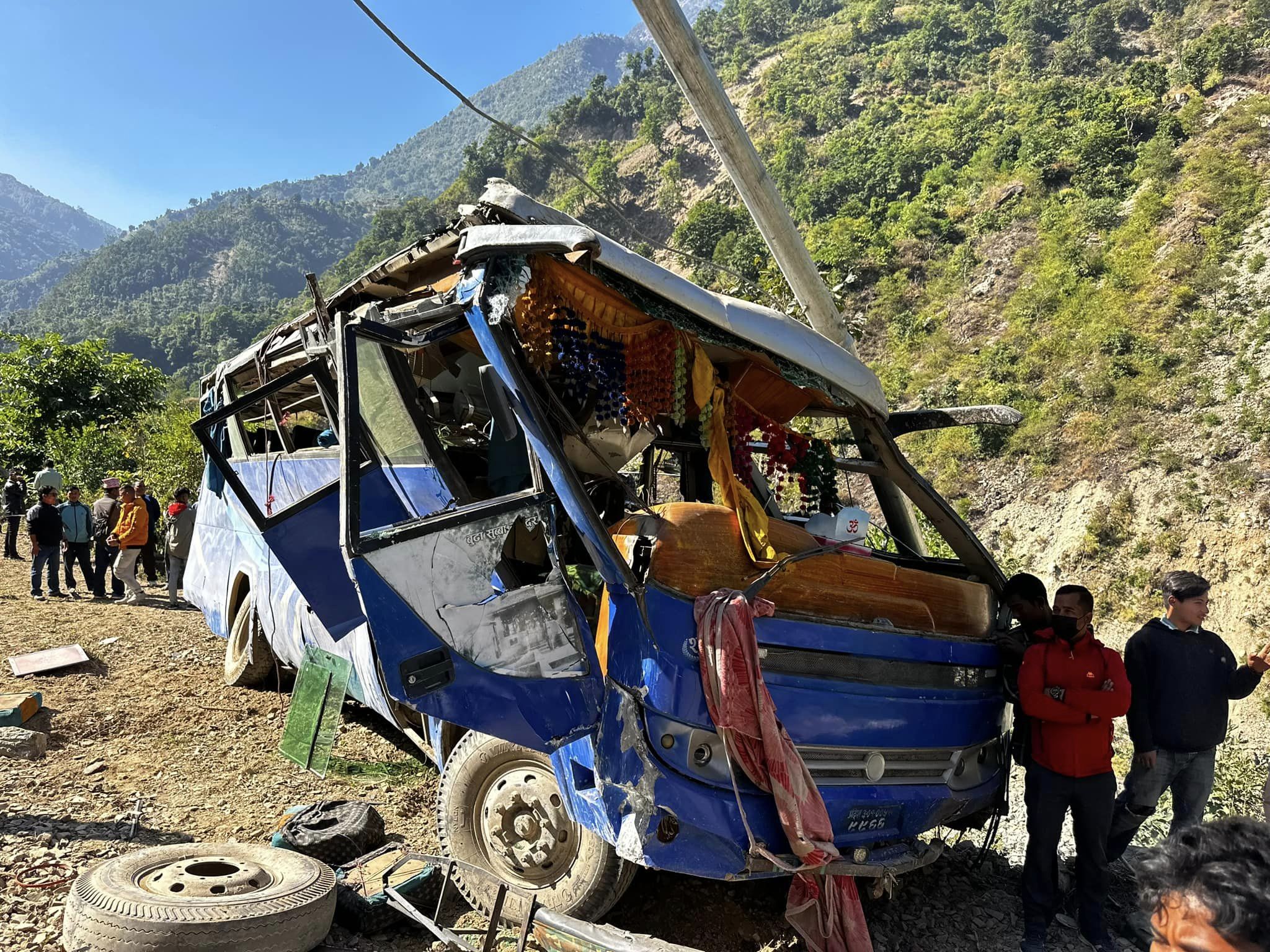 रूकुम पश्चिममा बस अनियन्त्रित भई सडकबाट ५० मिटर तल खस्यो, नौ जना घाइते